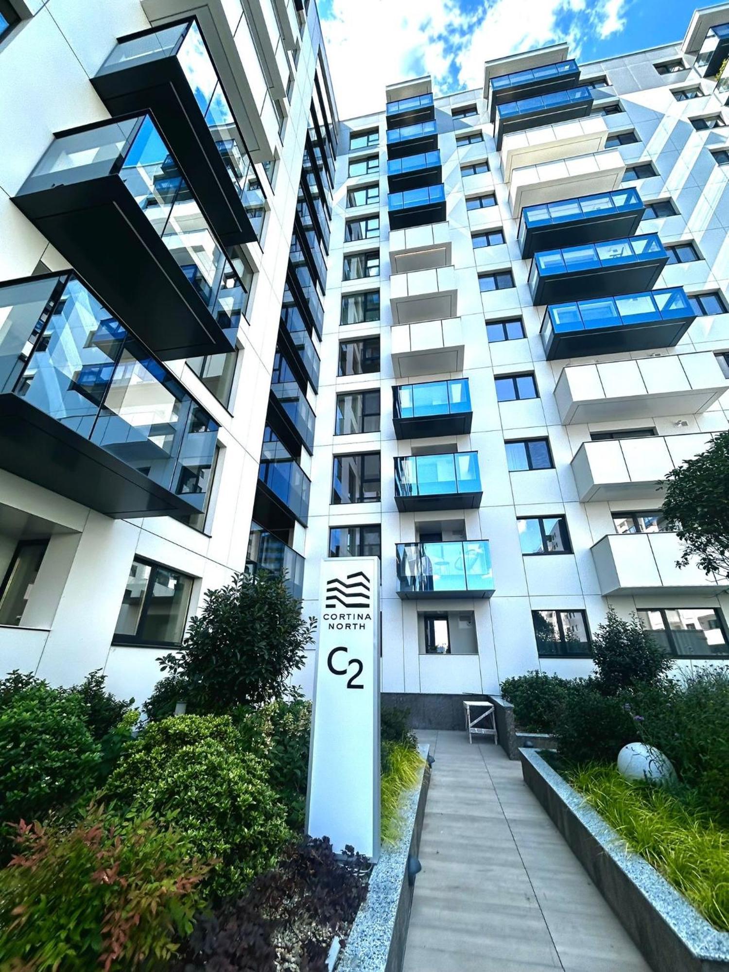 Cortina North New Luxury With Parking- Self Check In Apartment *